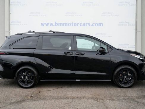 Used 2025 Toyota Sienna XLE Woodland Edition image 7