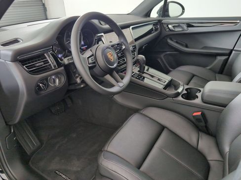 Certified 2025 Porsche Macan image 4