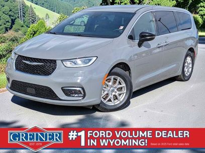 Used 2025 Chrysler Pacifica Select