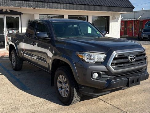 Used 2016 Toyota Tacoma SR5 w/ SR5 Appearance Package (SN) image 1