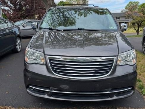 Used 2016 Chrysler Town & Country Touring-L FWD image 6