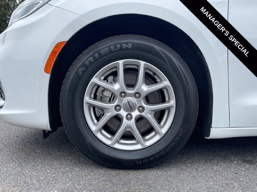 Used 2023 Chrysler Pacifica Touring-L FWD image 10