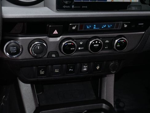 Used 2016 Toyota Tacoma TRD Off-Road w/ Premium & Technology Package AWD/4WD image 23
