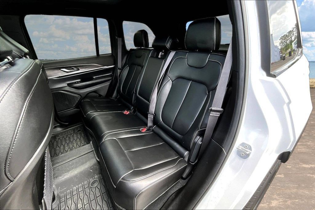 Used 2025 Jeep Grand Cherokee Limited w/ Black Appearance Package RWD image 24