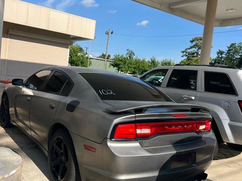Used 2011 Dodge Charger SE RWD image 4