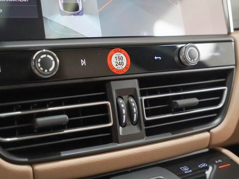 Certified 2025 Porsche Macan image 32