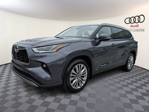 Used 2025 Toyota Highlander Platinum image 3