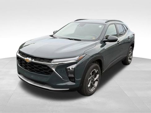 Used 2025 Chevrolet Trax LT w/ LT Convenience Package FWD image 7