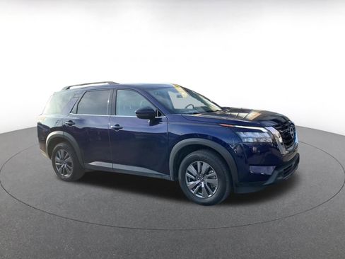 Used 2025 Nissan Pathfinder SV image 2