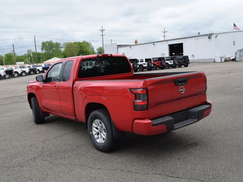 Used 2024 Nissan Frontier SV image 3