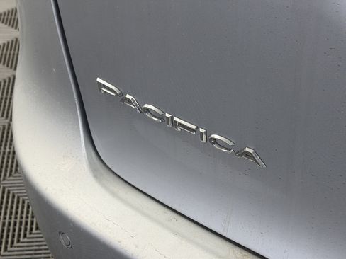 Used 2022 Chrysler Pacifica Limited image 17