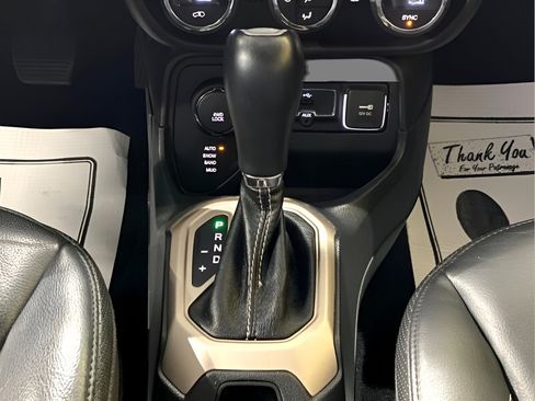 Used 2016 Jeep Renegade Limited image 17