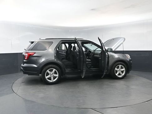 Used 2018 Ford Explorer XLT image 30