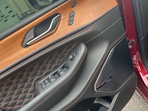 Used 2025 Jeep Grand Cherokee L Summit image 9