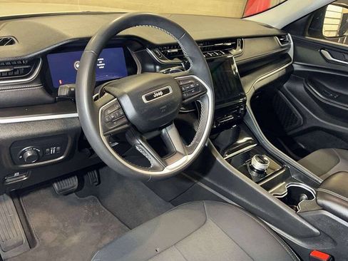 Used 2024 Jeep Grand Cherokee Laredo X AWD/4WD image 9