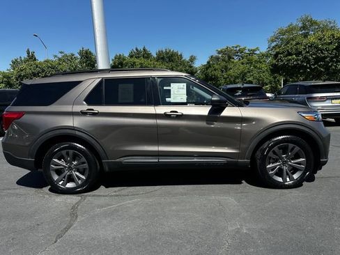 Certified 2021 Ford Explorer XLT w/ Equipment Group 202A AWD/4WD image 4