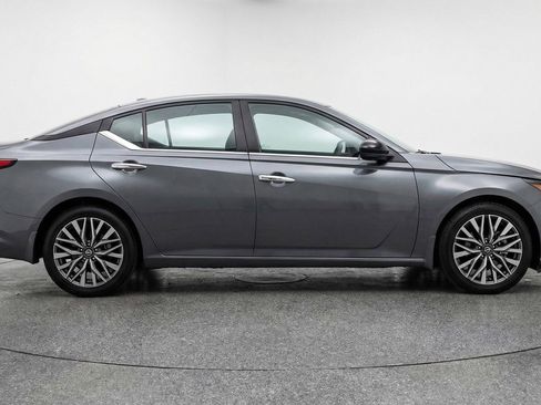 Used 2025 Nissan Altima 2.5 SV FWD image 11