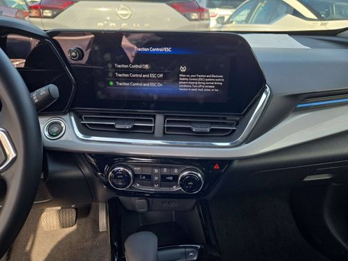Used 2025 Chevrolet Trax LT w/ LT Convenience Package FWD image 11