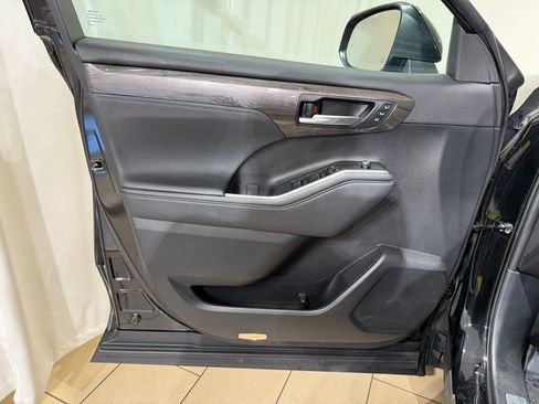 Used 2023 Toyota Highlander Limited image 15
