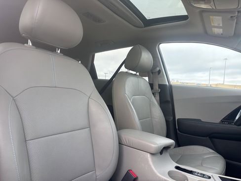 Used 2018 Kia Niro Touring image 12