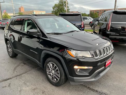 Used 2017 Jeep Compass Latitude w/ Popular Equipment Group AWD/4WD image 3