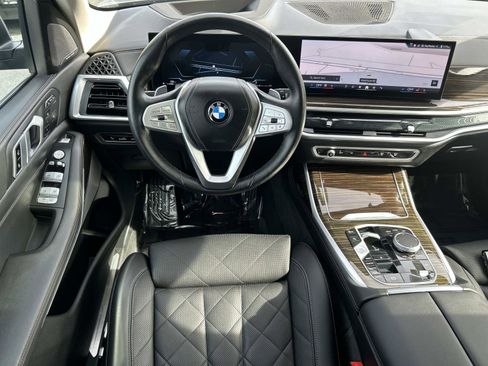 Used 2024 BMW X7 xDrive40i w/ Premium Package image 9