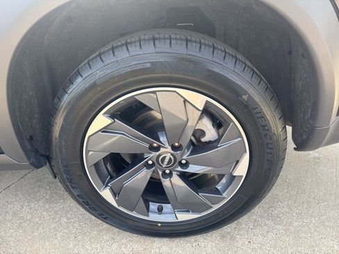 Used 2024 Nissan Rogue SV FWD image 9