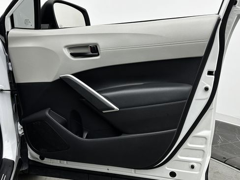 Used 2022 Toyota Corolla Cross L image 31