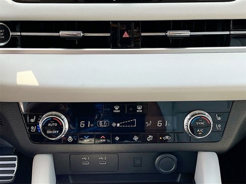 New 2025 Mitsubishi Outlander SEL image 16