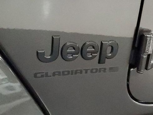 Used 2025 Jeep Gladiator Sport image 8