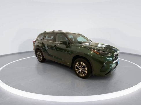 Used 2023 Toyota Highlander XLE AWD/4WD image 2