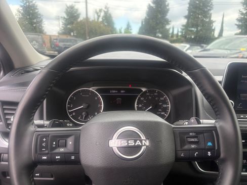 Used 2025 Nissan Rogue SV FWD image 30