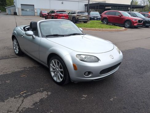 Used 2008 MAZDA MX-5 Miata Grand Touring w/ Premium Pkg RWD image 2