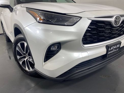 Used 2024 Toyota Highlander XLE AWD/4WD image 3