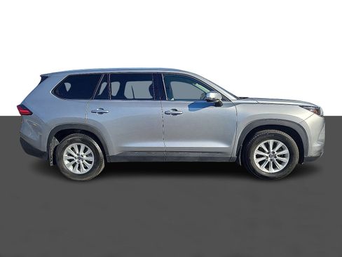 Used 2024 Toyota Grand Highlander XLE image 3