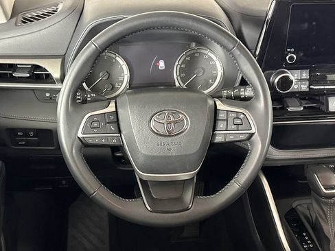 Used 2023 Toyota Highlander LE FWD image 21