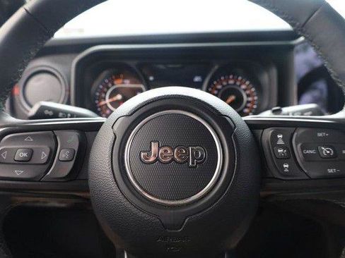 Used 2025 Jeep Wrangler Unlimited Rubicon AWD/4WD image 9