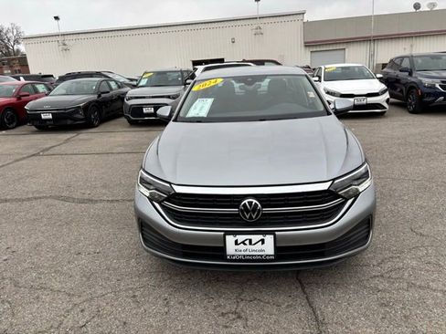 Used 2024 Volkswagen Jetta SE image 2