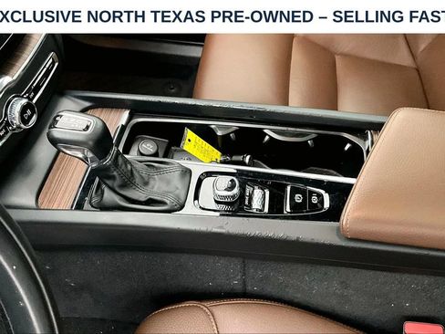 Used 2021 Volvo XC60 T5 Momentum w/ Premium Package FWD image 18
