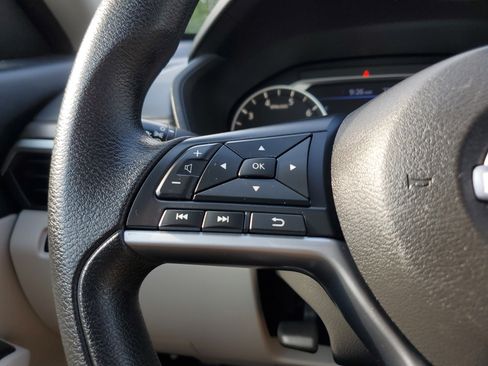 Used 2025 Nissan Altima 2.5 SV FWD image 19