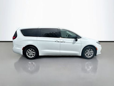 Used 2024 Chrysler Pacifica Touring-L image 9