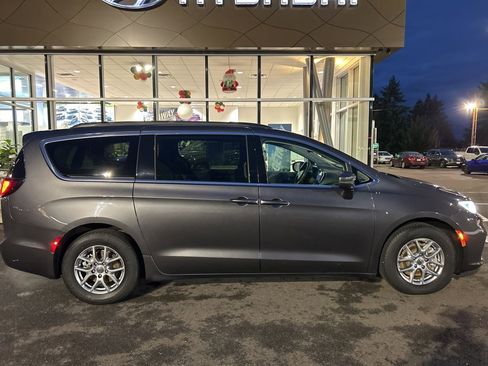 Used 2021 Chrysler Pacifica Touring image 4