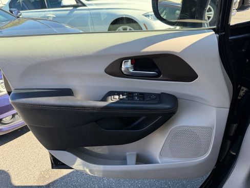 Used 2017 Chrysler Pacifica Touring-L image 16