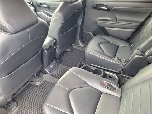 Used 2023 Toyota Highlander XLE image 11