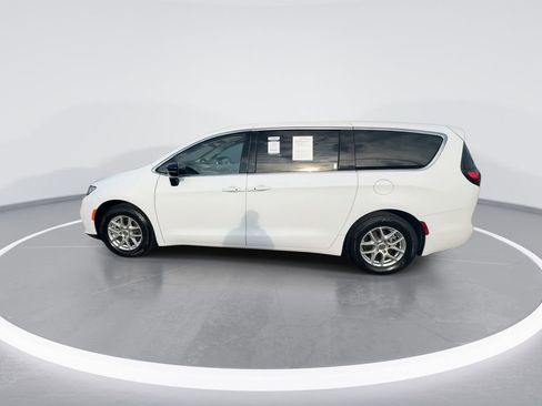 Used 2024 Chrysler Pacifica Touring-L FWD image 5