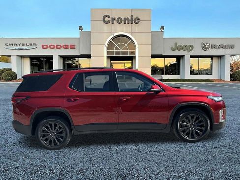 Used 2023 Chevrolet Traverse RS image 2