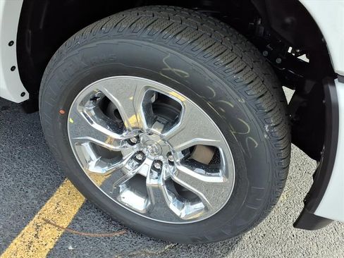 New 2026 RAM 1500 4x4 Crew Cab image 7