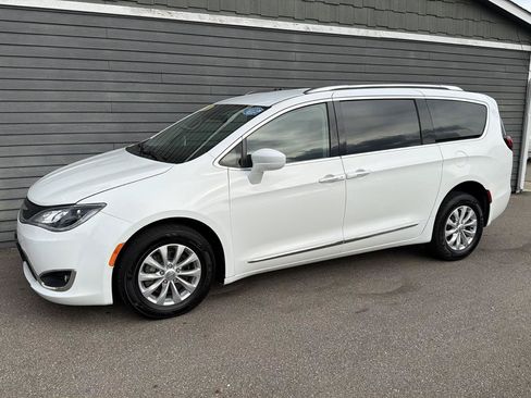 Used 2018 Chrysler Pacifica Touring-L FWD image 21