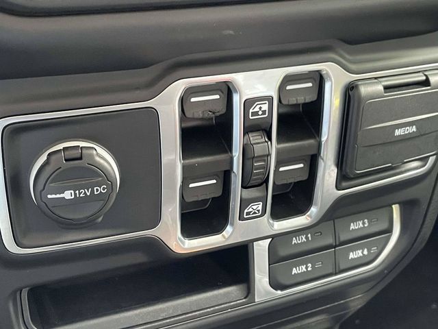 Used 2023 Jeep Gladiator Overland w/ LED Lighting Group AWD/4WD image 17