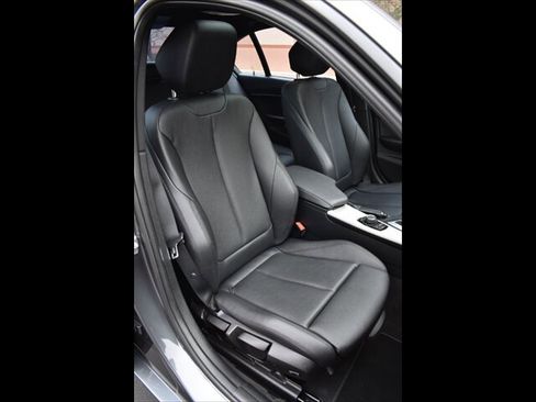 Used 2016 BMW 320i Sedan w/ Sport Package image 34